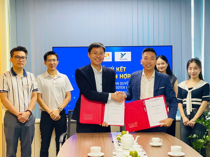 Giám đốc Trung tâm Bản quyền số Hoàng Đình Chung (bên trái) và Tổng Giám đốc YOOTEK Nguyễn Mạnh Tùng ký kết hợp tác. z7048552490985_bba57ba5ad6acc63cb2dd3fd8ed46854.jpg