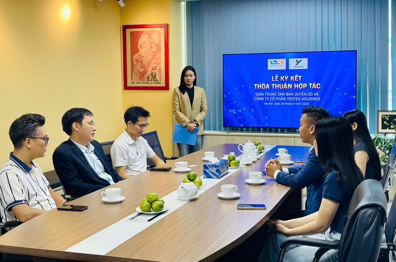 Lãnh đạo Trung tâm Bản quyền số và YOOTEK tại ký kết hợp tác. z7048552525382_2dc6549bf517cf88b626419fd44a0f43.jpg