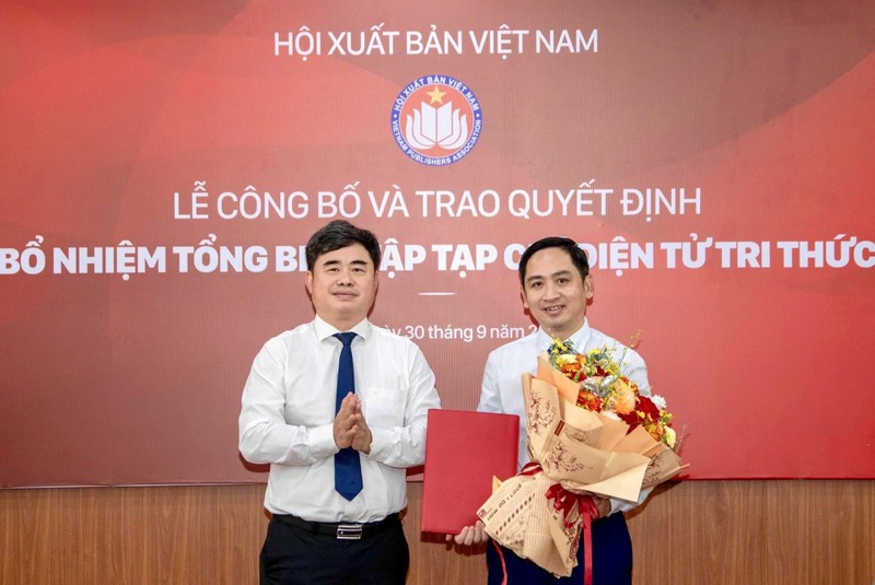 PGS.TS Phạm Minh Tuấn - Chủ tịch Hội Xuất bản Việt Nam (trái) - trao quyết định bổ nhiệm ông Lâm Quang Hiếu làm Tổng biên tập Tạp chí điện tử Tri Thức (Znews). Ảnh: Việt Linh. Lâm Quang Hiếu.jpg