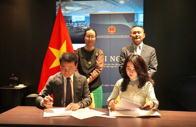 MB ký kết Biên bản ghi nhớ hợp tác với các tổ chức tiêu biểu của cộng đồng doanh nhân Việt tại châu Âu z7112403443731_b4076953b31ec7312e5ea166d7651bdc.jpg