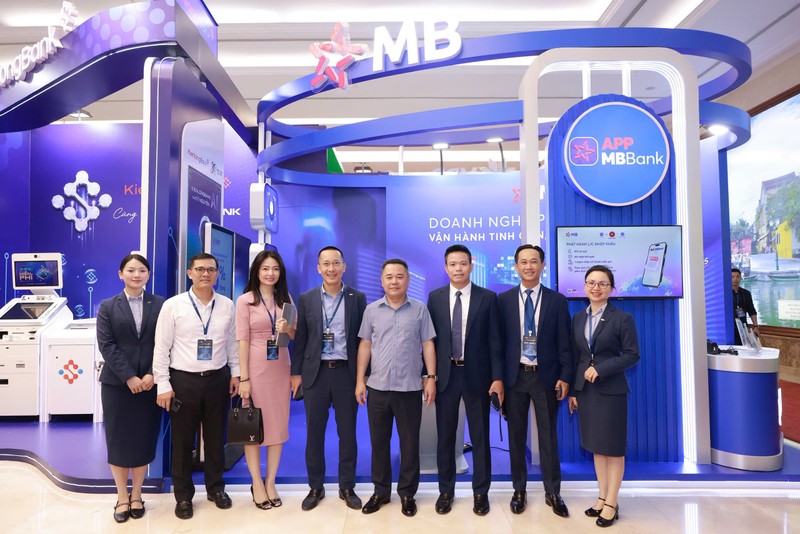 Đại diện MB đồng hành tại sự kiện Ngày chuyển đổi số 2025 – Ngân hàng Nhà nước z7112403820274_6d9201e059753e0e3b038e61d96c7447.jpg
