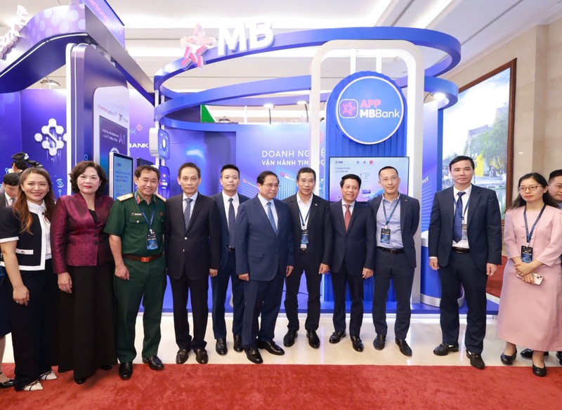 Đại diện MB vinh dự đón Thủ tướng chính phủ và Thống đốc NHNN z7112403820398_ba53cbabb5672ebf5cb3f8e44c707050.jpg