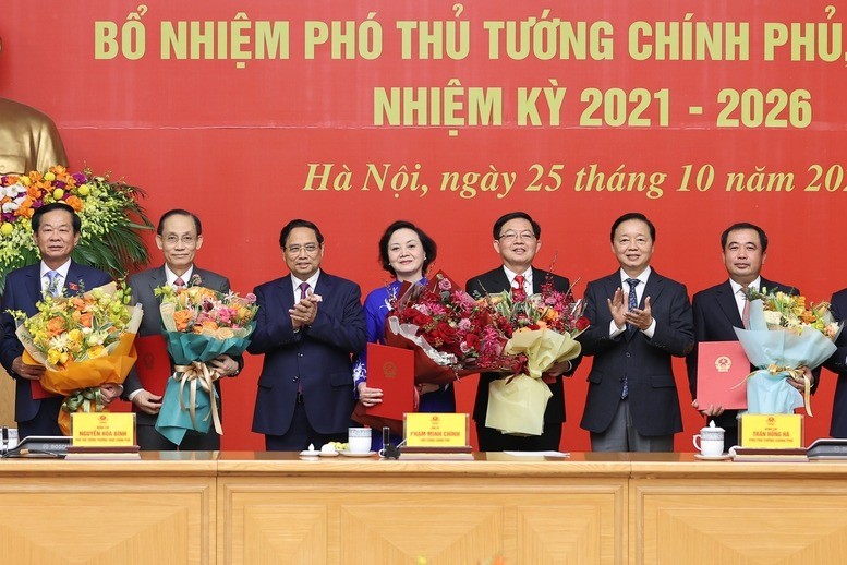 Thủ tướng trao quyết định và tặng hoa cho 2 tân Phó Thủ tướng và 3 Bộ trưởng các Bộ Ngoại giao, Nội Vụ, Nông nghiệp và Môi trường- Ảnh: VGP/Nhật Bắc img3839-17613663187801844041330.jpg