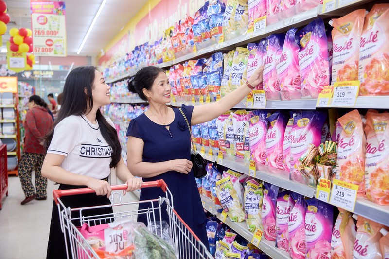 Người tiêu dùng mua sản phẩm của Masan Consumer.jpg