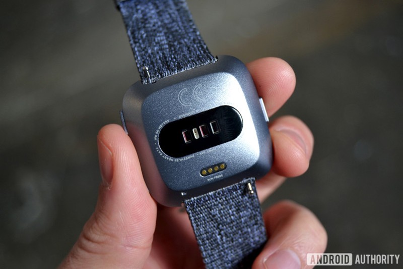 Trên tay Fitbit Versa: lịch lãm, sang trọng, giá 200 USD ảnh 4 Trên tay Fitbit Versa: lịch lãm, sang trọng, giá 200 USD ảnh 4