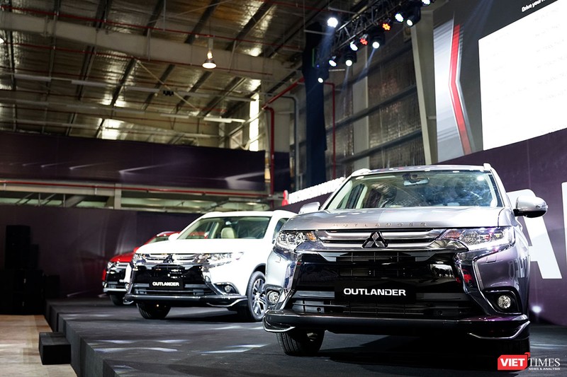 Outlander là mẫu xe tiên phong áp dụng ngôn ngữ thiết kế mới "Dynamic Shield" của Mitsubishi Motors, mang lại ấn tượng về sự mạnh mẽ, linh hoạt và khả năng bảo vệ hành khách một cách toàn diện