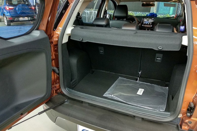 Khoang hành lý phía sau thiết kế rộng rãi với dung tích 348 lít là nơi lý tưởng để sắp xếp các đồ đạc dã ngoại cho gia đình, thậm chí có thể mở ra một không gian lên tới 1.145 lít khi hàng ghế sau được gập xuống.