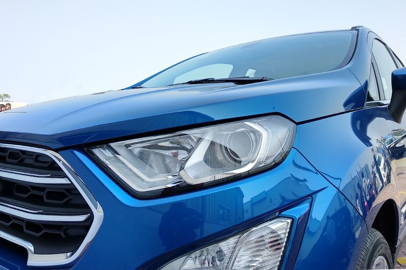 Cụm đèn pha đã được bổ sung đèn pha dạng projector với dải LED chiếu sáng ngày ấn tượng hơn, cụm đèn sương mù cũng được làm mới để phù hợp với bộ mặt mới