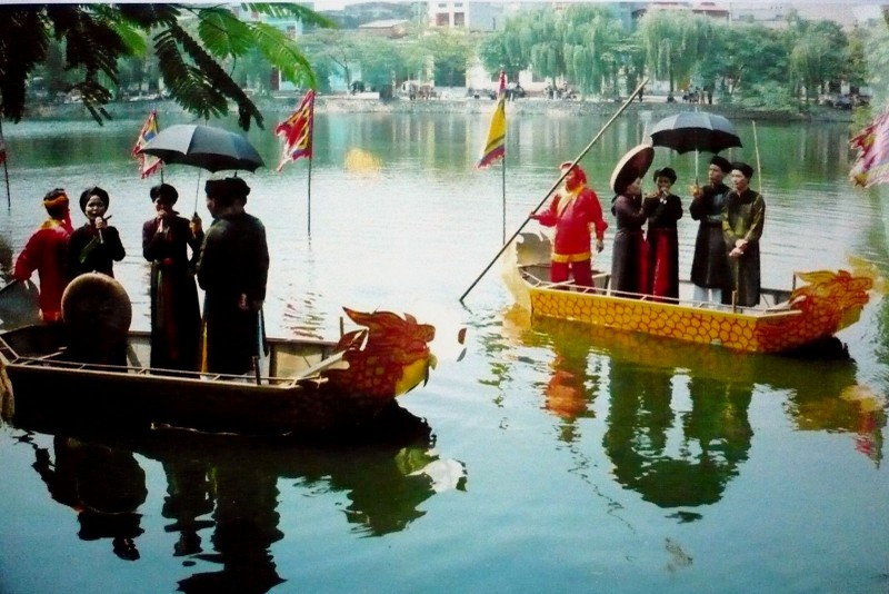 Hình ảnh hát đôi trên thuyền