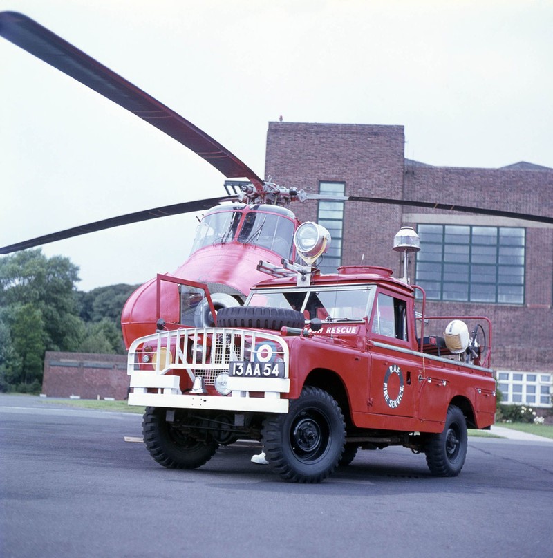 Nhìn lại 70 năm lịch sử của Land Rover qua từng tấm hình ảnh 17