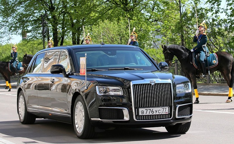 Chiếc limousine mới của Tổng thống Nga Vladimir Putin được sử dụng trong buổi lễ nhận chức của ông tại điện Kremlin ở Moscow. (Ảnh: Reuters)