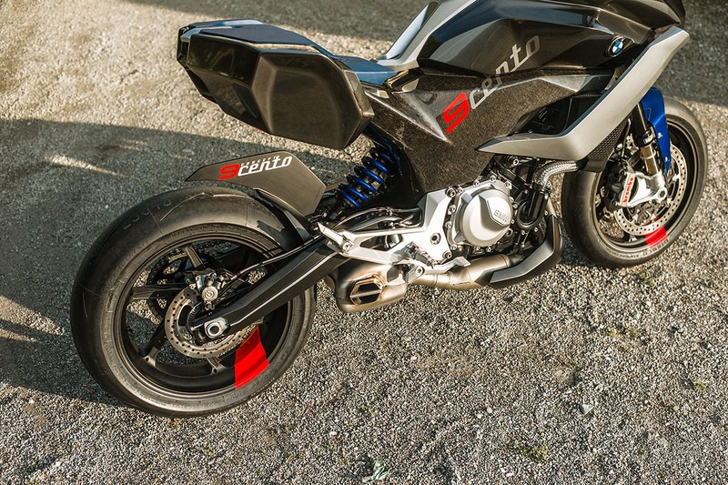 Hệ thống giảm xóc phía sau có hành trình dài.