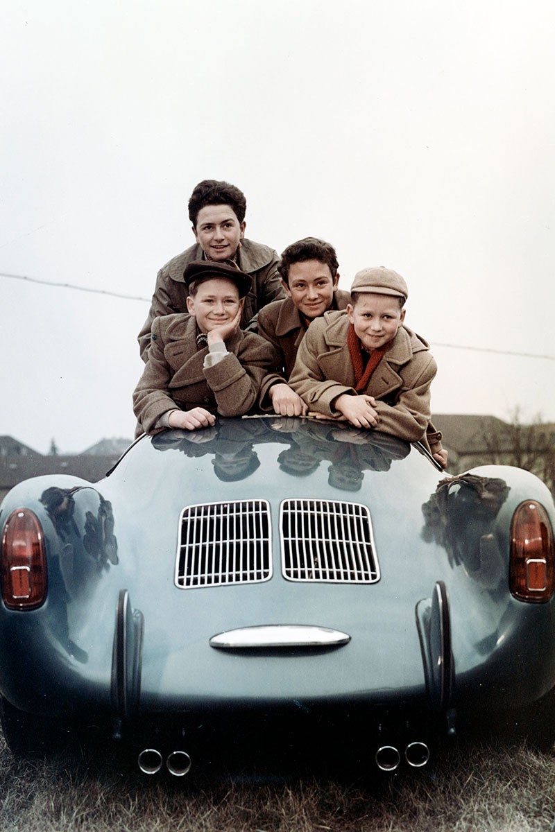 Tiến sĩ Wolfgang Porsche (1953, phải) cùng với các anh em (trái): ông Hans-Peter, ông Ferdinand Alexander và ông Gerhard trên mẫu xe Porsche 550 Spyder Tiến sĩ Wolfgang Porsche (1953, phải) cùng với các anh em (trái): ông Hans-Peter, ông Ferdinand Alexander và ông Gerhard trên mẫu xe Porsche 550 Spyder