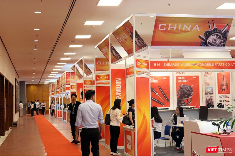 Các gian hàng phụ trợ hầu như vắng bóng khách tham quan Các gian hàng phụ trợ hầu như vắng bóng khách tham quan