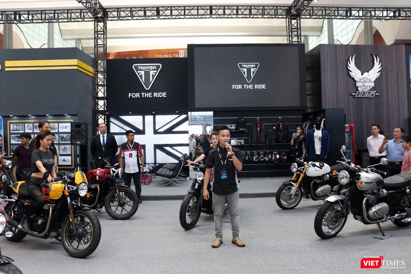 Để thu hút sự chú ý của khách tham quan, ban tổ chức dành một diện tích của tiền sảnh bên trong để làm khu vực trưng bày cho 4 thương hiệu xe mô tô nhập khẩu Để thu hút sự chú ý của khách tham quan, ban tổ chức dành một diện tích của tiền sảnh bên trong để làm khu vực trưng bày cho 4 thương hiệu xe mô tô nhập khẩu