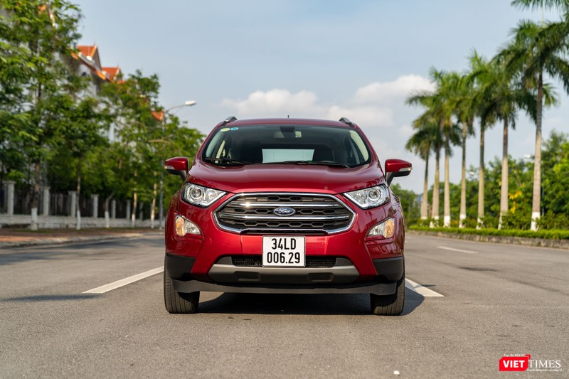 Chỉ với dải LED chiếu sáng ngày và cụm đèn pha Projector Halogen đã giúp cho EcoSport 1.0 Titanium trông "ngầu" hơn rất nhiều