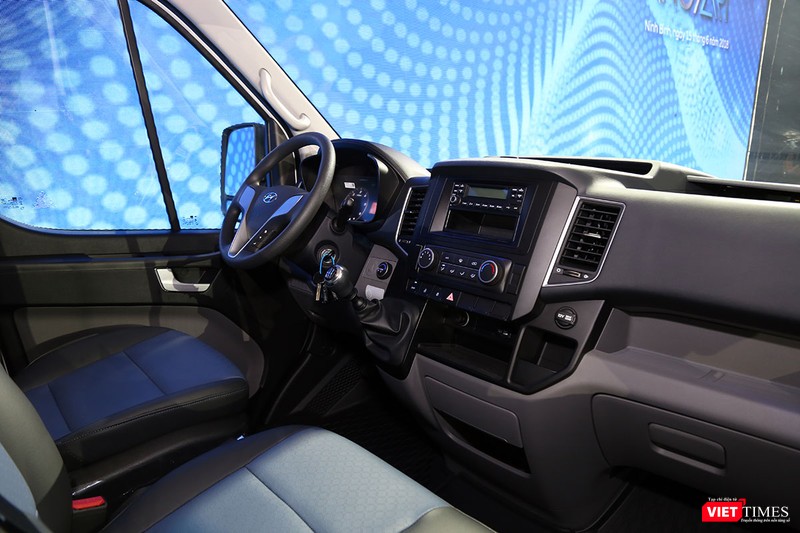 Bảng điều khiển trung tâm có thiết kế to bản, dễ sử dụng và trông khá hiện đại.