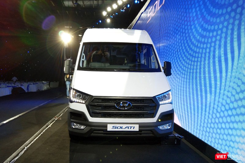 Đèn pha Halogen projector và dải LED chiếu sáng ngày là trang bị tiêu chuẩn trên Hyundai Solati