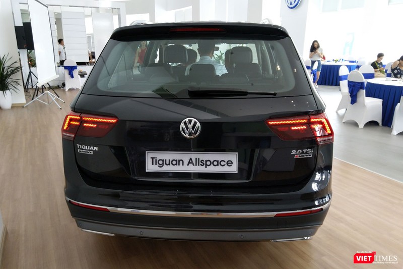 Trong khi ở phía sau, VW Tiguan Allspace 2018 sẽ có trang bị đèn hậu LED có độ chiếu sáng tương phản cao, cốp sau mở bằng điện với chức năng đá cốp. Trong khi ở phía sau, VW Tiguan Allspace 2018 sẽ có trang bị đèn hậu LED có độ chiếu sáng tương phản cao, cốp sau mở bằng điện với chức năng đá cốp.