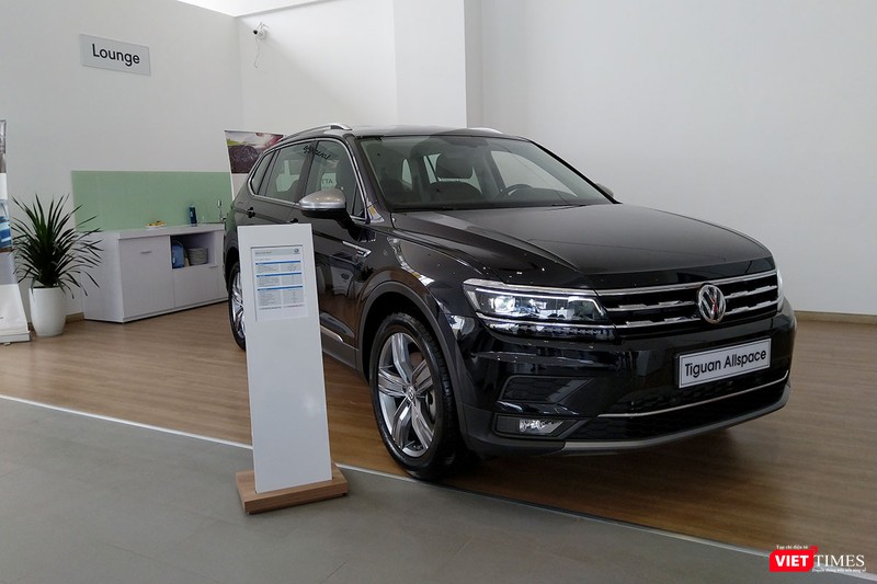 Tại Việt Nam, Tiguan Allspace 2018 sẽ chỉ có duy nhất phiên bản cao cấp High Line được trang bị nhiều công nghệ tiên tiến theo tiêu chuẩn xe Đức như hệ thống đèn pha LED, đèn sương mù chủ động điều chỉnh khoảng chiếu sáng khi vào cua và khi rẽ. Tại Việt Nam, Tiguan Allspace 2018 sẽ chỉ có duy nhất phiên bản cao cấp High Line được trang bị nhiều công nghệ tiên tiến theo tiêu chuẩn xe Đức như hệ thống đèn pha LED, đèn sương mù chủ động điều chỉnh khoảng chiếu sáng khi vào cua và khi rẽ.