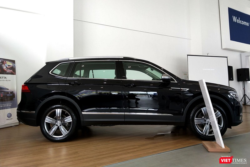 VW Tiguan Allspace 2018 được xây dựng dựa trên nền tảng khung gầm MQB tùy biến của tập đoàn Volkswagen cho phép kéo dài thêm kích thước giúp chiều dài tổng thể lên tới 4.712 mm cùng chiều dài cơ sở đạt 2.791 mm. VW Tiguan Allspace 2018 được xây dựng dựa trên nền tảng khung gầm MQB tùy biến của tập đoàn Volkswagen cho phép kéo dài thêm kích thước giúp chiều dài tổng thể lên tới 4.712 mm cùng chiều dài cơ sở đạt 2.791 mm.