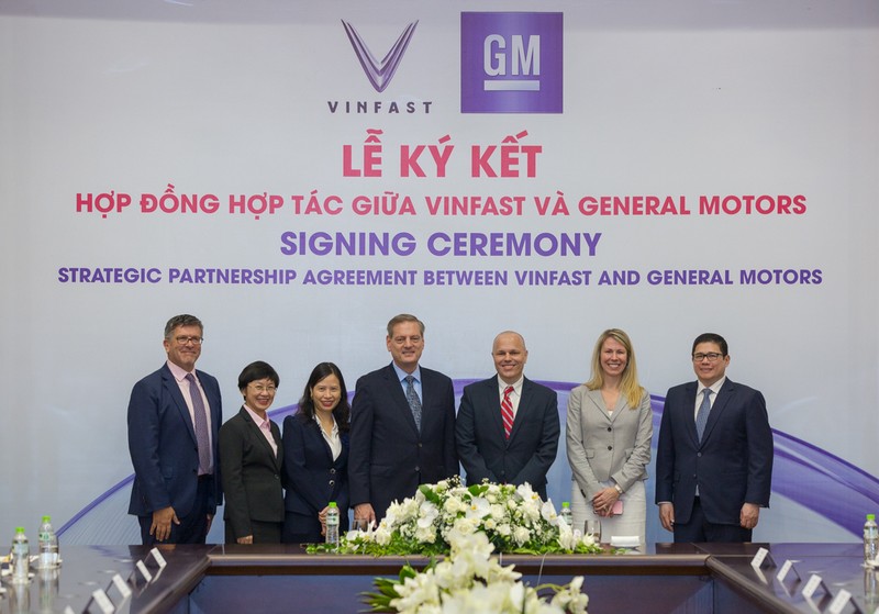 Các lãnh đạo của VinFast và GM trong buổi lễ ký thỏa thuận hợp tác. Các lãnh đạo của VinFast và GM trong buổi lễ ký thỏa thuận hợp tác.