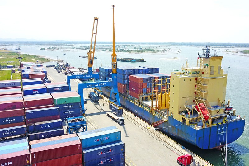 Hàng hóa được đưa lên tàu APL tại cảng Chu Lai để xuất khẩu sang công ty JMK.