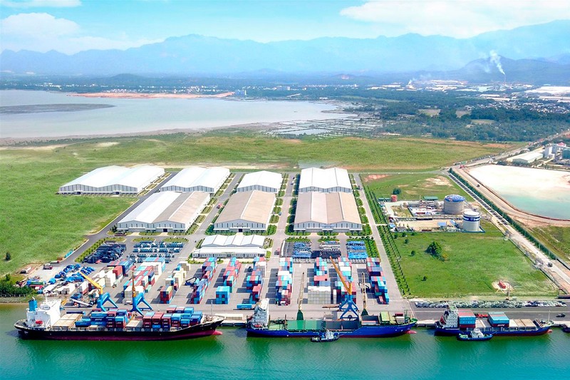 Cảng Chu Lai ngày càng được mở rộng để đạt mục tiêu trở thành Trung tâm logistics của vùng kinh tế trọng điểm miền Trung – Tây Nguyên.