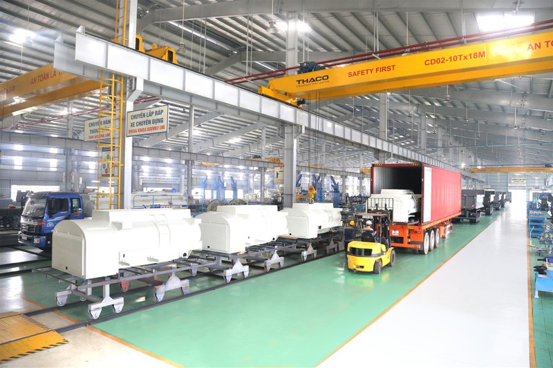 Bồn nhiên liệu 3.000 lít được đóng container trước khi vận chuyển ra cảng Chu Lai.