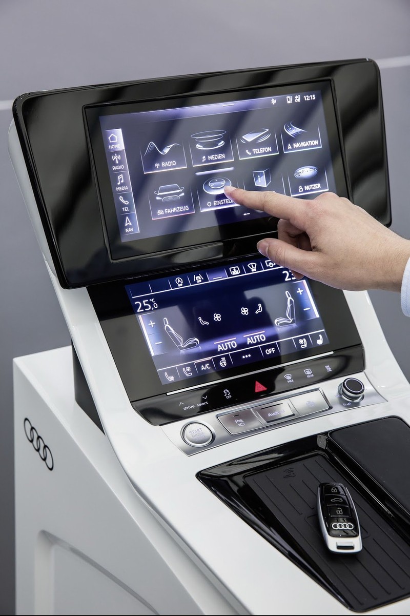 Bản mẫu thiết kế màn hình cảm ứng áp dụng cho toàn bộ hệ thống điều khiển trung tâm được Audi giời thiệu với người dùng (Ảnh:Audi) Bản mẫu thiết kế màn hình cảm ứng áp dụng cho toàn bộ hệ thống điều khiển trung tâm được Audi giời thiệu với người dùng (Ảnh:Audi)