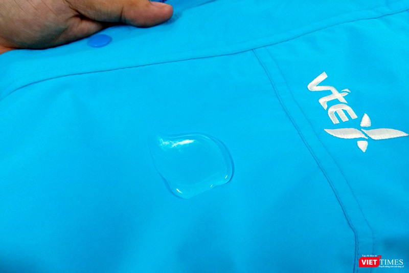 Bề mặt áo được làm có thể kháng nước và thay thế áo mưa trong trường hợp mưa nhẹ. Bề mặt áo được làm có thể kháng nước và thay thế áo mưa trong trường hợp mưa nhẹ.