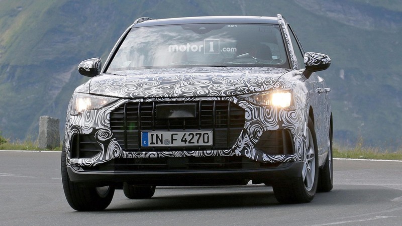 Chiếc xe được cho là Audi Q3 thế hệ mới bị chụp được khi đang chạy thử nghiệm trên đường. (Ảnh: Motor1) Chiếc xe được cho là Audi Q3 thế hệ mới bị chụp được khi đang chạy thử nghiệm trên đường. (Ảnh: Motor1)
