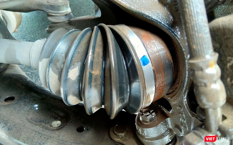 Khu vực bị gỉ sét nằm ở khớp nối cao su trục láp với hệ thống bánh xe