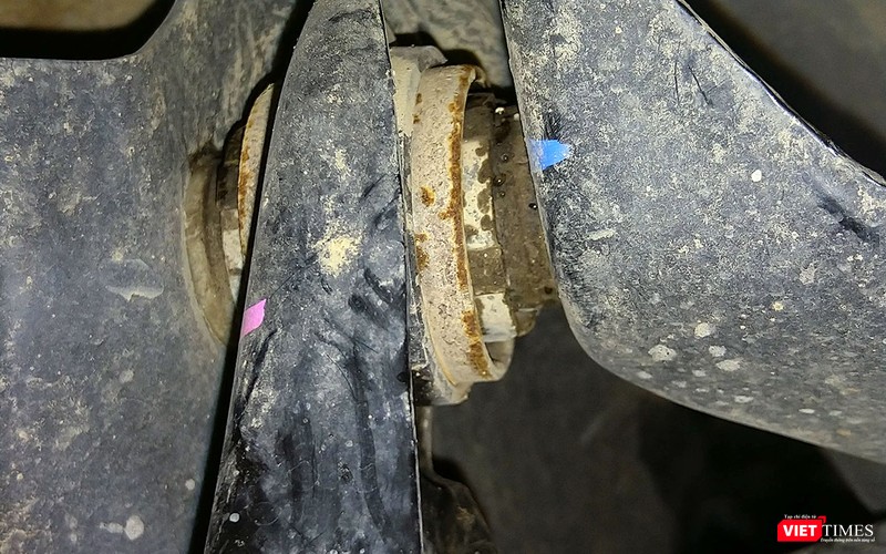 Một chi tiết khác cũng bị gỉ sét nằm ở khu vực thanh giằng với khung gầm của xe