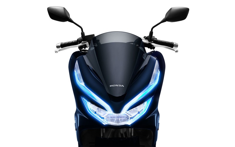 Màu xanh lam được sử dụng trong chóa đèn của dải đèn định vị LED cùng logo HYBRID Màu xanh lam được sử dụng trong chóa đèn của dải đèn định vị LED cùng logo HYBRID