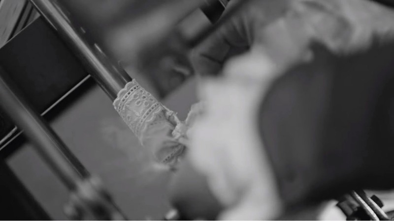 Chuyến hành trình trên chiếc xe nguyên mẫu Benz Patent-Motorwagen đã gặp một số trục trặc về cơ khí nhưng Bertha Benz đã sửa chữa như một thợ máy thực thụ. (Ảnh từ video)