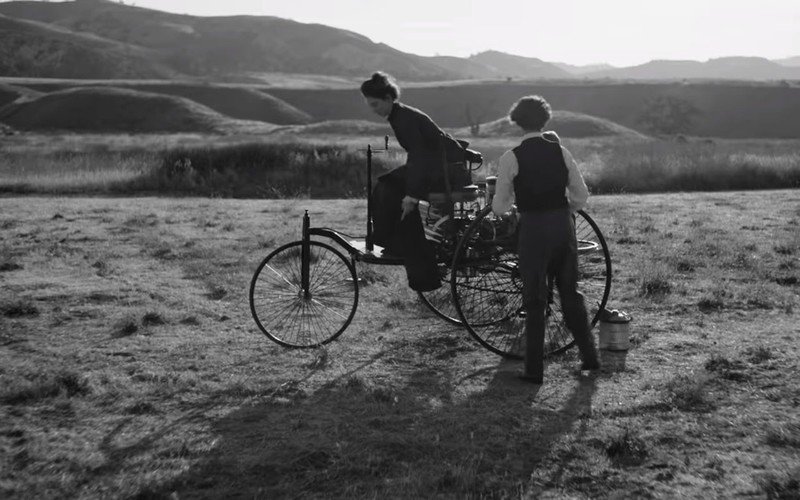 Bertha Benz và 2 người con trai đã thực hiện chuyến đi mà chồng của cô (Karl Benz) không hề biết. (Ảnh từ video)