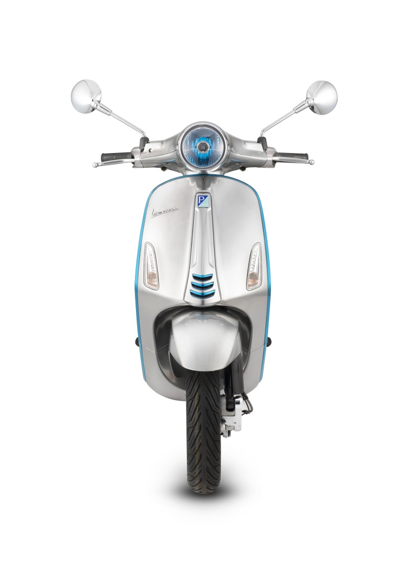 Điểm nhấn của phiên bản chạy điện Vespa Electtrica là các đường trang trí cách điệu màu xanh tượng trưng cho công nghệ động cơ "sạch" đang dần trở thành xu hướng của tương lai.