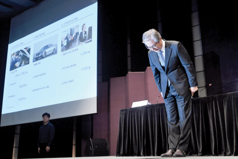 Ông Kim Hyo-Joon - Chủ tịch BMW Hàn Quốc đã xin lỗi các khách hàng trong một cuộc họp báo tại một khách sạn ở thủ đô Seoul vào ngày 6/8 vừa qua (Ảnh: AFP)