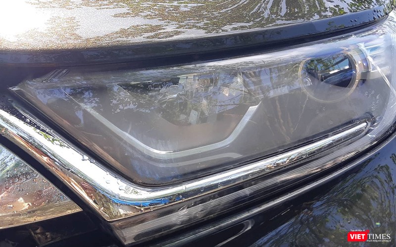 Chóa đèn gần như bị bao phủ bởi lớp hơi nước bị tích tụ bên trong. Chóa đèn gần như bị bao phủ bởi lớp hơi nước bị tích tụ bên trong.