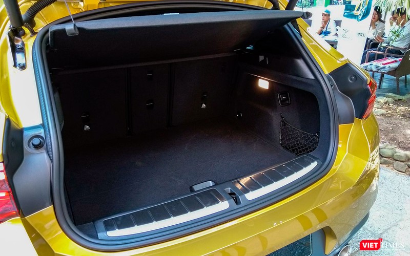 Khoang hành lý có thể tích 470 lít bao gồm 2 tầng ngăn cách bằng nắp đậy. Nút mở cốp nằm ngay trong logo BMW ở phía sau. Cốp xe được đóng mở tự động thông thông qua nút bấm hoặc thao tác đá chân. Khoang hành lý có thể tích 470 lít bao gồm 2 tầng ngăn cách bằng nắp đậy. Nút mở cốp nằm ngay trong logo BMW ở phía sau. Cốp xe được đóng mở tự động thông thông qua nút bấm hoặc thao tác đá chân.