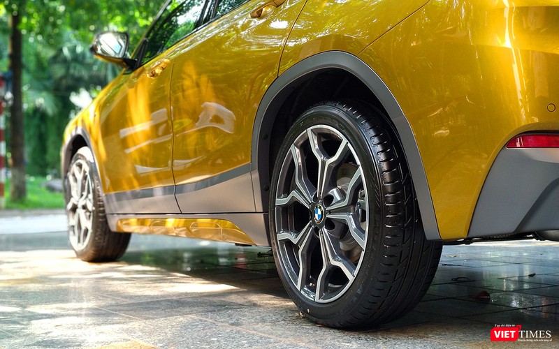 La-zăng hợp kim 19 inch đến từ phân nhánh độ xe M Performance sẽ là trang bị tiêu chuẩn trên phiên bản X2 M Sport X được phân phối tại Việt Nam trong thời gian tới đây. La-zăng hợp kim 19 inch đến từ phân nhánh độ xe M Performance sẽ là trang bị tiêu chuẩn trên phiên bản X2 M Sport X được phân phối tại Việt Nam trong thời gian tới đây.