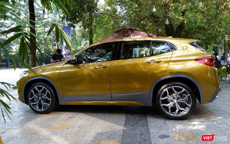 Không giống như “đàn anh” X4 và X6 theo thiên hướng Coupe, BMW X2 vẫn giữ nguyên phong cách Crossover nhưng được thiết kế để tạo nên một dáng vẻ năng động, thanh lịch và thể thao hơn. Kích thước tổng thể của X2 lần lượt là 4.373 x 1.824 x 1.526 mm. Nó cũng ngắn hơn người em X1 dù có cùng chiều dài cơ sở 2.670 mm. Không giống như “đàn anh” X4 và X6 theo thiên hướng Coupe, BMW X2 vẫn giữ nguyên phong cách Crossover nhưng được thiết kế để tạo nên một dáng vẻ năng động, thanh lịch và thể thao hơn. Kích thước tổng thể của X2 lần lượt là 4.373 x 1.824 x 1.526 mm. Nó cũng ngắn hơn người em X1 dù có cùng chiều dài cơ sở 2.670 mm.
