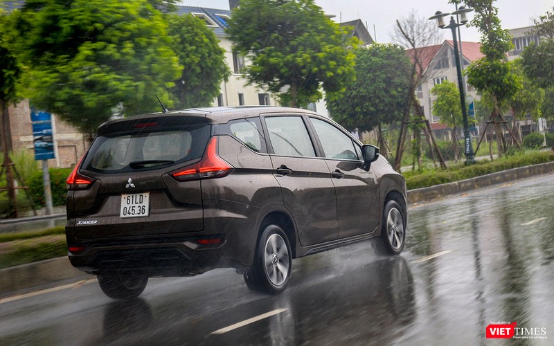 Trên đường nhựa bằng phẳng, Mitsubishi Xpander tỏ ra êm ái, thoải mái nhưng với đường mấp mô, thân xe bị rung lắc do hệ thống treo hơi mềm.
