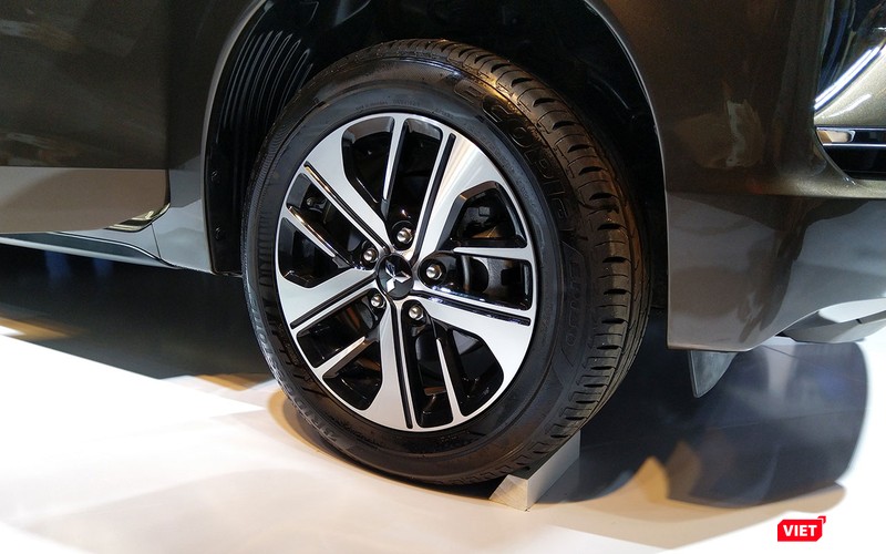 La-zăng có thiết kế phay bóng 5 chấu kép thể thao nhưng kích thước bản số sàn sẽ chỉ có 16 inch.