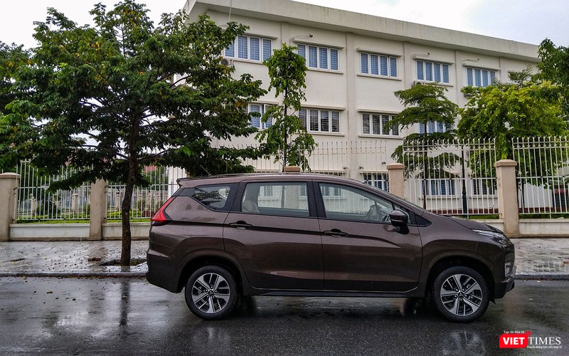 Thiết kế trụ D được sơn đen tạo hiệu ứng trần xe nổi, giúp Xpander trở nên hiện đại hơn.