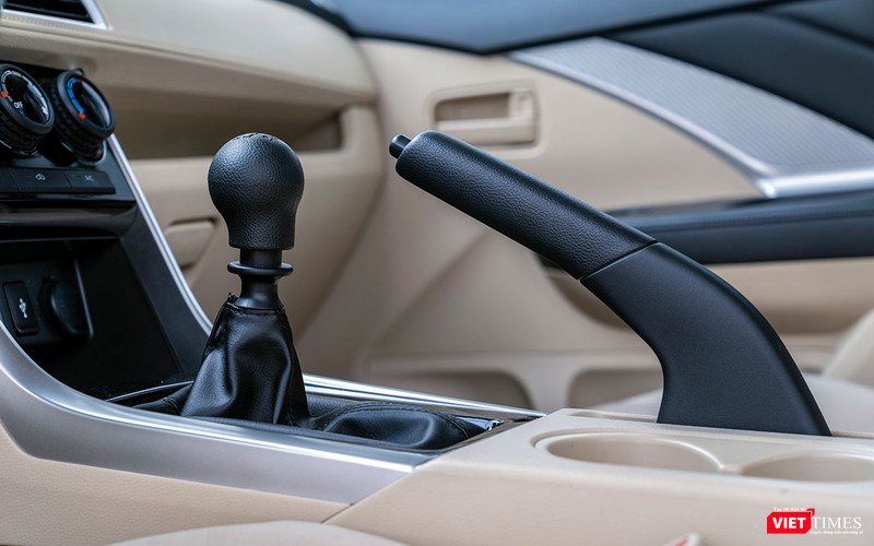 Cần phanh tay quá to so với thiết kế tổng thể nội thất