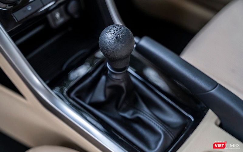 Hộp số sàn 5 cấp không được trang bị âm thanh thông báo khi lùi xe, khiến người lái đôi lúc khó phân biệt khi nào vào số 1 và khi nào vào số R dù đã thao tác đúng cách.
