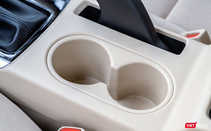 Giá đề cốc ở trung tâm hàng ghế trước nhưng nếu để các chai nước 0,5L thì đôi khi nó làm vướng thao tác chuyển số.