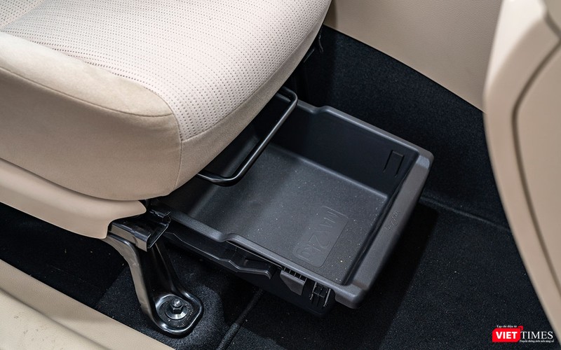 Phía dưới ghế ngồi phụ phía trước có thêm ngăn đừng giày dép